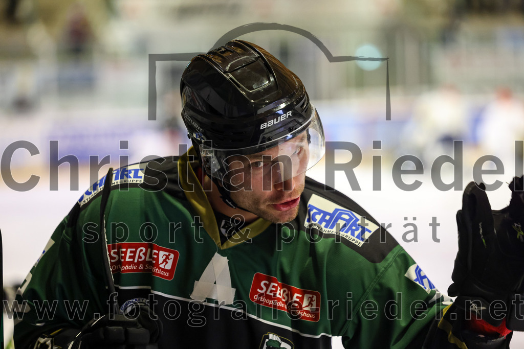 2023-01-06_023_TSV_Erding_gegen_ERV_Schweinfurt | Erding, Deutschland, 06.01.2023:
Eishockey, Bayernliga 2022 / 2023, 26. Spieltag, TSV Erding gegen ERV Schweinfurt, Endergebnis: 7:3

Thomas Plihal (Erding Gladiators, #39)

Foto: Christian Riedel / fotografie-riedel.net