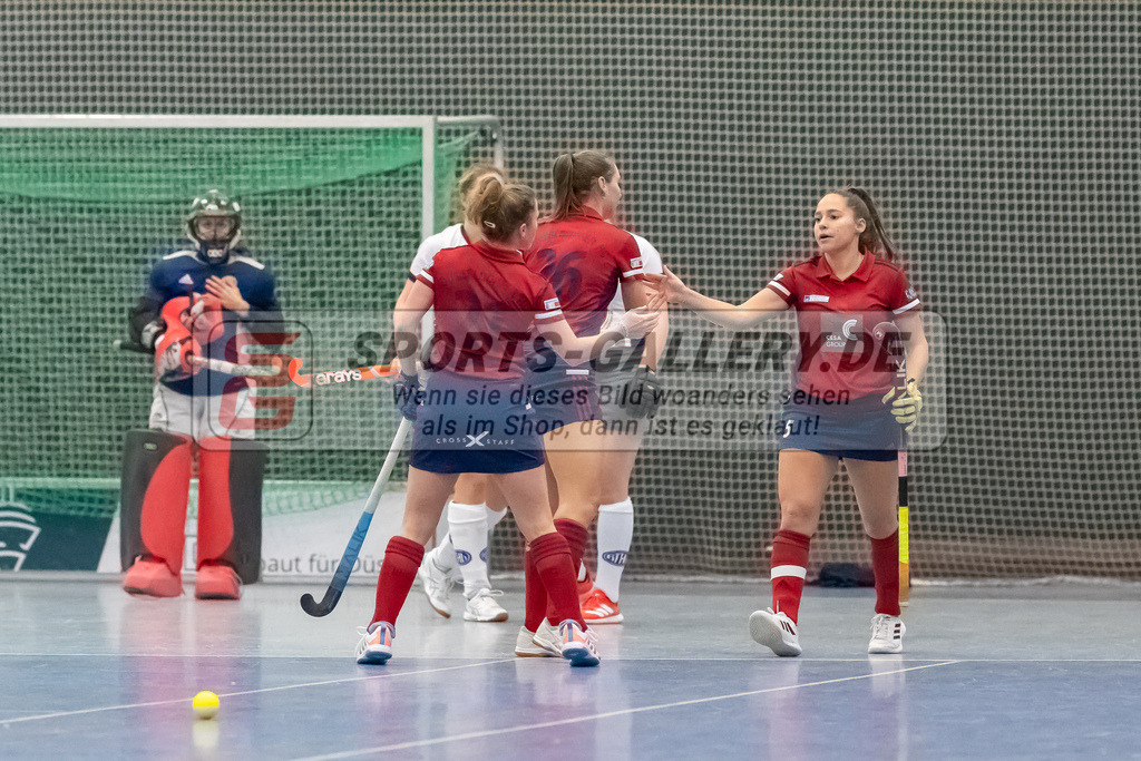 HK_20221203_101836 | 1. Bundesliga ( Halle ) Damen Düsseldorfer HC -  Bonner THV am 3.12.2022 Düsseldorfer HC, Düsseldorf , 
Maike Schaunig ( Düsseldorfer HC #21 ) , Elisa Gräve ( Düsseldorfer HC #26 ) , Pia Lhotak ( Düsseldorfer HC #5 )