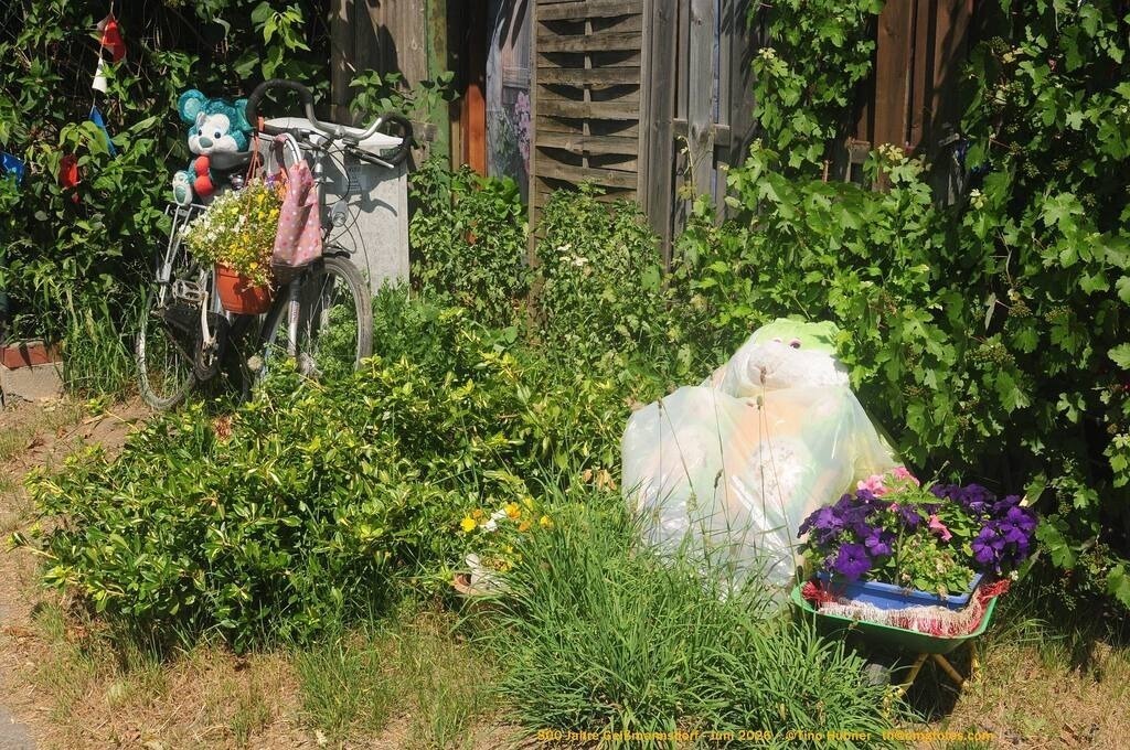 Geißmannsdorf-2026-Ortsbilder-109 | Geißmannsdorf bei Bischofswerda im Sommer 2026. Ein fotografischer Streifzug durch das Dorf Geißmannsdorf, mit Gebäuden, Straßen, Strohpuppen und geschmückten Vorgärten und Grundstücken anlässlich der 800-Jahr-Feier von Geißmannsdorf im Juni 2026 - Realisiert mit Pictrs.com