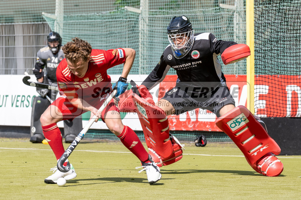 SFE_20240511_0190 | Krefeld, Deutschland, 11.05.2024: Michel Struthoff (Rot-Weiss Köln) Onyekwue NnaJi (Crefelder HTC) in Aktion waehrend des Spiels der Feldhockey 1. Bundesliga Herren zwischen Crefelder HTC - Rot Weiss Köln im Gerd-Wellen-Hockeyanlage am 11.05.2024 in Krefeld, Deutschland. (Foto von Stephan Fehrmann)

Krefeld, Germany, 11.05.2024: Michel Struthoff (Rot-Weiss Köln) Onyekwue NnaJi (Crefelder HTC) in action during the game of Feldhockey 1. Bundesliga Herren between Crefelder HTC - Rot Weiss Köln in Gerd-Wellen-Hockeyanlage at 11.05.2024 in Krefeld, Deutschland. (Foto from Stephan Fehrmann)
