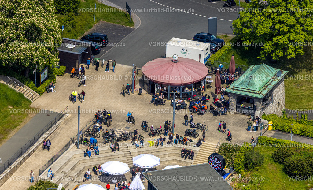 Sundern230504602Langscheid | Luftbild, Außengastronomie mit Sonnenschirmen am Sorpedamm, Radfahrer und Touristen, Langscheid, Sundern, Sauerland, Nordrhein-Westfalen, Deutschland