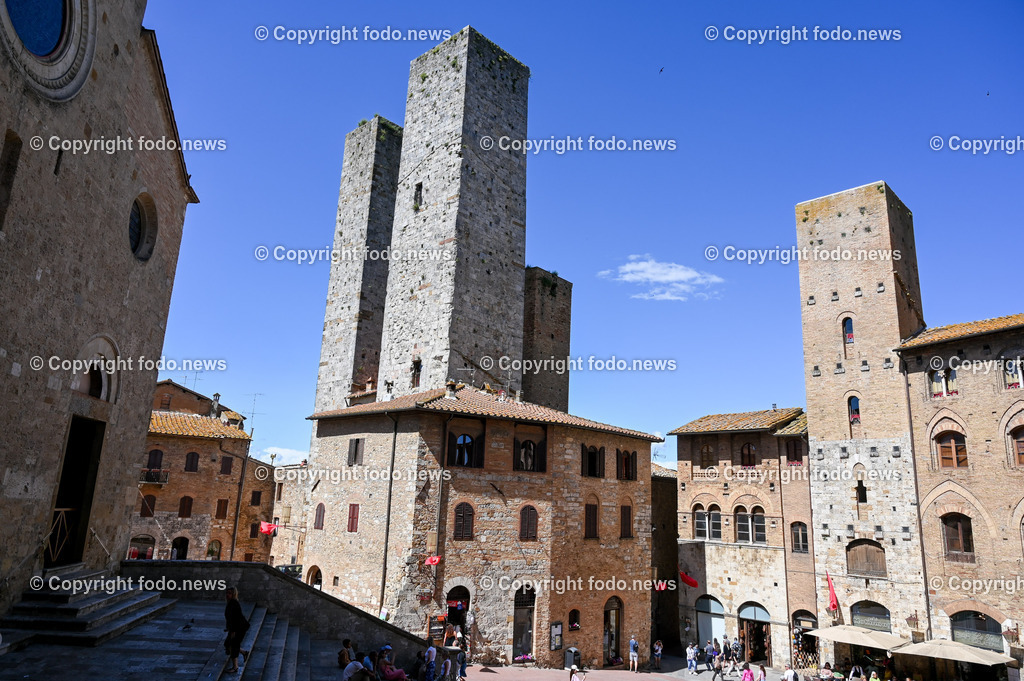 Italien_ Toskana_ San Gimignano_ 31.05.2024-140 | 31.05.2024, Italien, ITA, Toskana, San Gimignano im Bild Stadtansichten Gebäude, Architektur, Touristen, Historisch, Souvenir, Ansichten der berühmten Stadt San Gimignano in der Toskana-Italien - View of the famous town San Gimignano in Tuscany-ItalySan Gimignano ist eine italienische Kleinstadt in der Toskana mit einem mittelalterlichen Stadtkern. San Gimignano wird auch die Stadt der Türme genannt. Die Stadt liegt in der Provinz Siena. Sie gehört neben Florenz, Siena und Pisa zu den von Touristen meist besuchten Zielen in der Toskana.