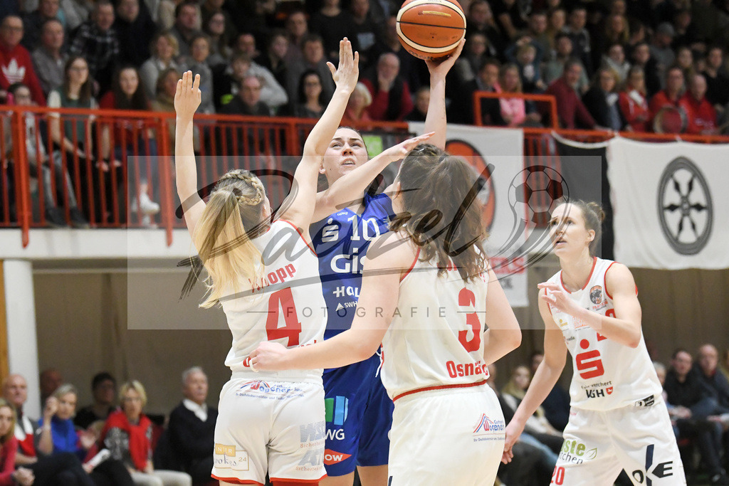 20200126_PANHAL_0098 | Basketball, Frauen: Melli Knopp (GiroLive-Panthers Osnabrück), Jenny Strozyk (GiroLive-Panthers Osnabrück) und Kata Takacs (GiroLive-Panthers Osnabrück) im Zweikampf beim Spiel der Toyota DBBL zwischen GiroLive-Panthers Osnabrück vs. GISA LIONS SV Halle am 26.01.2020 im Panthers Dome in Osnabrück, Deutschland.(Foto von Nico Paetzel) - Realisiert mit Pictrs.com