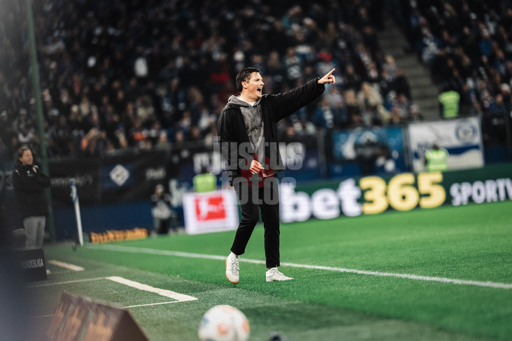 Fußball | Männer | Saison 2025/2026 | 1. Fußball-Bundesliga | 6. Spieltag | Hamburger SV vs. 1. FSV Mainz 05 | 05.10.2025 | Trainer Merlin Polzin (HSV) gibt Anweisungen