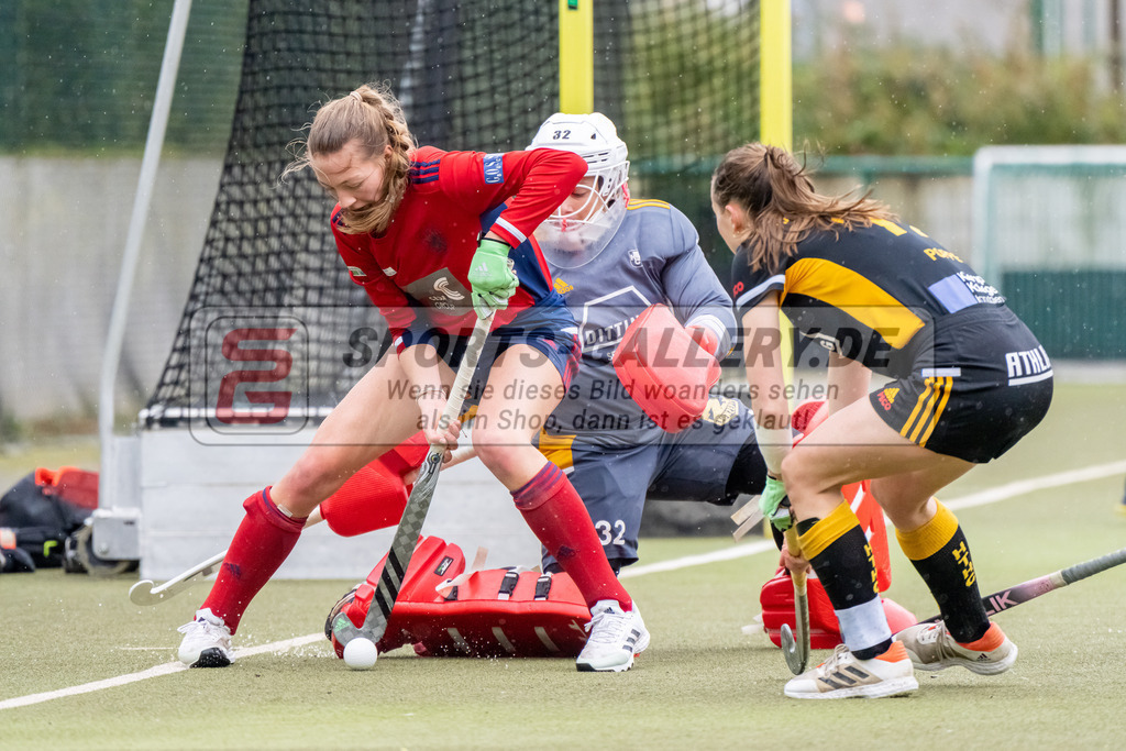 HK_20230401_106677 | 1. Bundesliga Damen Düsseldorfer HC - Harvestehuder THC  am 1.4.2023 DHC Düsseldorf, Düsseldorf , Sophia Schwabe ( Düsseldorfer HC #18 ) , Krüger Rosa Torfrau ( Harvestehuder THC #32 )