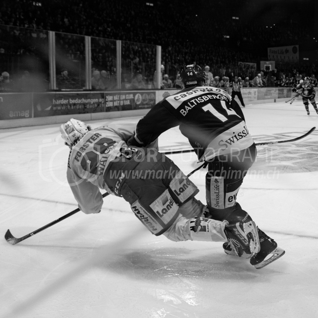Playoffs: ZSC Lions - EHC Biel-Bienne | 04.04.2022, Zurich, Hallenstadion, Playoffs: ZSC Lions - EHC Biel-Bienne, #14 Chris Baltisberger (ZSC) stösst #29 Beat Forster (Biel) um. - Realisiert mit Pictrs.com