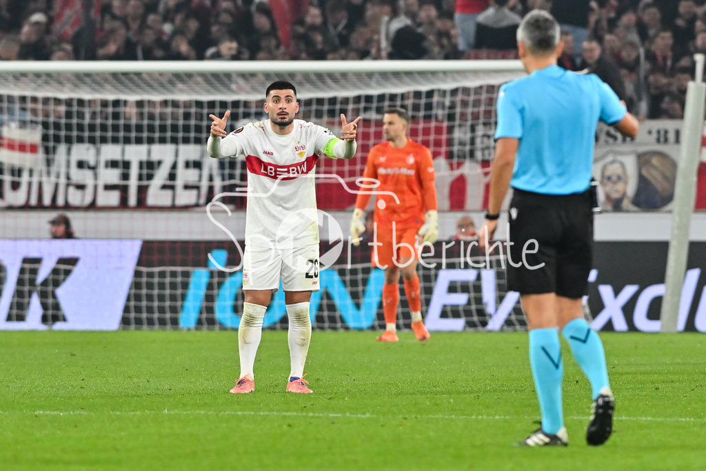VfB Stuttgart - Feyenoord Rotterdam | STUTTGART, DEUTSCHLAND - 6. NOVEMBER: Deniz UNDAV (VfB Stuttgart 26) ist mit der Entscheidung von Referee Horatiu FESNIC nicht einverstanden beim Ligaspiel zwischen dem VfB Stuttgart und Feyenoord Rotterdam am 4. Spieltag der Europa League in der MHP-Arena am 06.11.2025