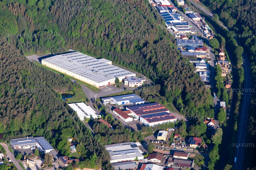 Luftbild: Schumacher Packaging GmbH Werk Hauenstein in Hauenstein im Bundesland Rheinland-Pfalz in Deutschland.Foto: IMG_131401.jpg vom 14.05.2022 durch Werner Riehm/FLY-FOTO.deAuflösung des Originals: 4376 x 2917 pxWWW.MONDIGROUP.COM