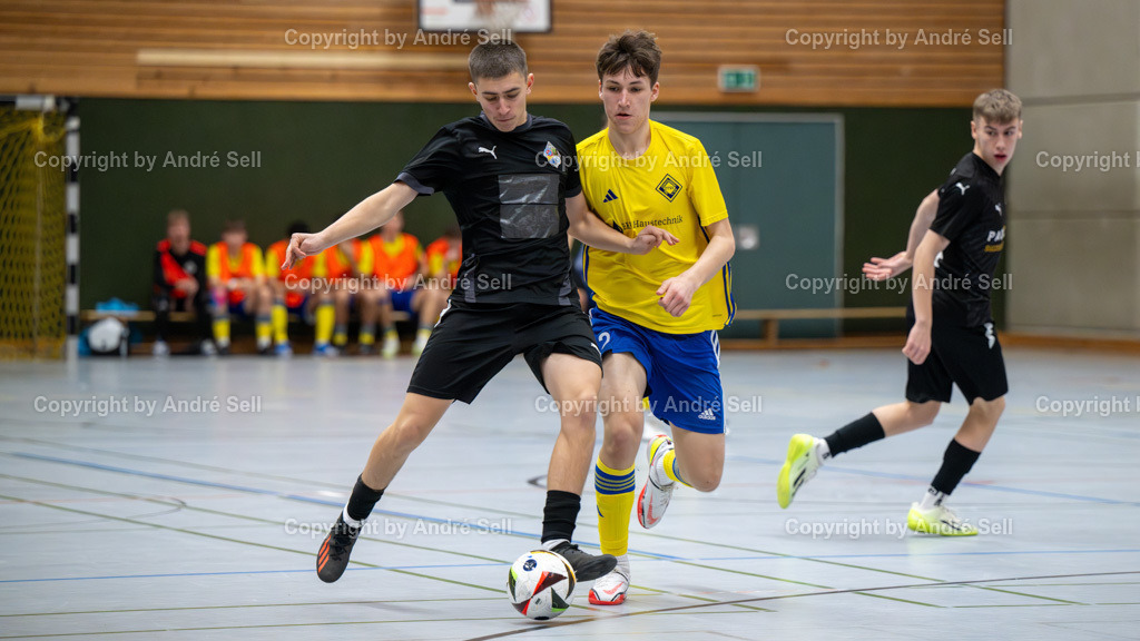 20250118_6998 | 21. A-Jugend-Turnier des VfR Neumünster um den KulturLokschuppen-Pokal 2025, VF 4 - JFV A/O/B/H/H U19 (schwarz) vs. Osterrönfelder TSV (gelb), Jason Marahrens (Ahlerstedt #14) / Luka Butenschön (OTSV #2) - Realisiert mit Pictrs.com
