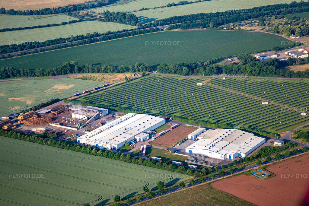Luftbild: Pilzhof Pilzsubstrat Wallhausen GmbH vor dem Solarfeld Wallhausen in Wallhausen im Bundesland Sachsen-Anhalt in Deutschland. Foto: IMG_136687.jpg vom 18.06.2023 durch Werner Riehm/FLY-FOTO.dePilzhof Wallhausen - Champignonsubstrate aus Wallhausen