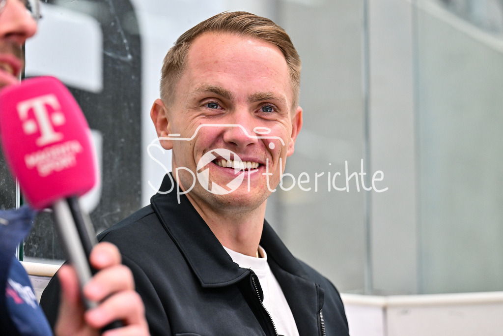 Augsburger Panther - Dresdner Eislöwen | AUGSBURG, DEUTSCHLAND - 06. MÄRZ: im Bild Markus KELLER Teammanager Augsburger Panther beim Interview mit MagentaSport vor dem Match zwischen den Augsburger Panthern und den Dresdner Eislöwen am 49. Spieltag der Penny DEL im Curt Frenzel Stadion