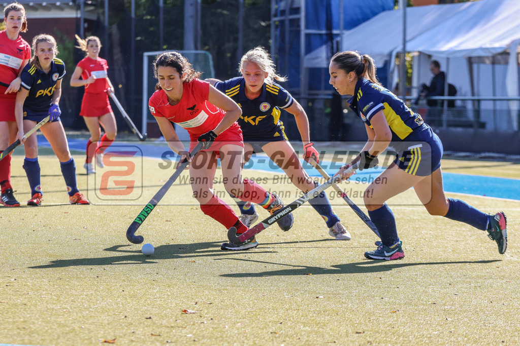 MJ_2022-10-09_Damen_DSD-Braunschweig-11 | Javiera Constanza Villagra Lira (DSD Düsseldorf #26), Emely Vysoudil (Eintracht Braunschweig #10) & Lourdes Estigarria Campos (Eintracht Braunschweig #25), DSD Düsseldorf - Eintracht Braunschweig am 9.10.2022 in der Hockeyanlage DSD, Düsseldorf