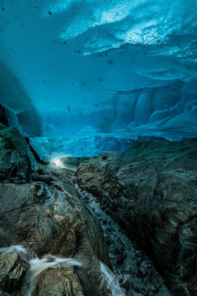 below the Aletsch Glacier in a ice cave | Die ideale Geschenkidee für Naturliebhaber. Naturbilder von Marcel Gross Photography für ihr Zuhause in den verschiedensten Formaten und Materialien. - Realisiert mit Pictrs.com