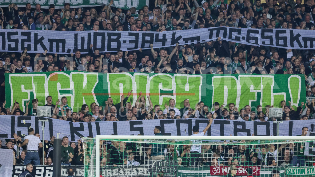 Fussball, Bundesliga, SV Werder Bremen - Bayer 04 Leverkusen | v.li.: Die Fans vom SV Werder Bremen zeigen in der Fankurve ein Banner, Transparent, Spruchband mit der Aufschrift: Fick Dich DFL, Fans, Fanblock, Ultras, Publikum, Zuschauer, Stimmung, Atmosphäre, Stadion, als Protest gegen die Anstoßzeiten in der Bundesliga, DIE DFL-RICHTLINIEN UNTERSAGEN JEGLICHE NUTZUNG VON FOTOS ALS SEQUENZBILDER UND/ODER VIDEOÄHNLICHE FOTOSTRECKEN. DFL REGULATIONS PROHIBIT ANY USE OF PHOTOGRAPHS AS IMAGE SEQUENCES AND/OR QUASI-VIDEO.