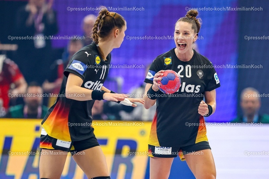 IHF09122502163 | 09.12.2025, Handball WM Frauen, Viertelfinale, Deutschland - Brasilien, 27th IHF Women's Handball World Championship, Westfalenhalle Dortmund: Xenia Smits (GER #11) und Emily Vogel (GER #20) jubelnd nebeneinander 