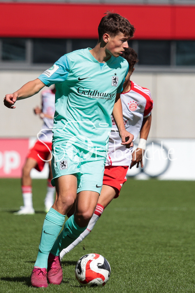 FC Bayern Muenchen U19 - TSV 1860 Muenchen U19 | Finn FUCHS (TSV #3) am Ball / Freisteller / Einzelfoto