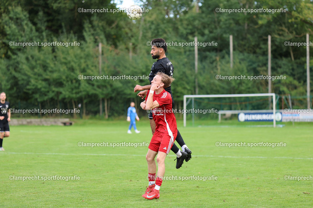 Fußball I Herren I Saison 2025-2026 I Verbandsliga Süd I 7. Spieltag I SV Schackendorf - SV Azadi Lübeck I 06.09.2025.175 | Alend Khalil (5, SV Azadi Lübeck) gewinnt das Kopfballduell gegen Lennart Jannes Willig (21, SV Schackendorf) - Realisiert mit Pictrs.com