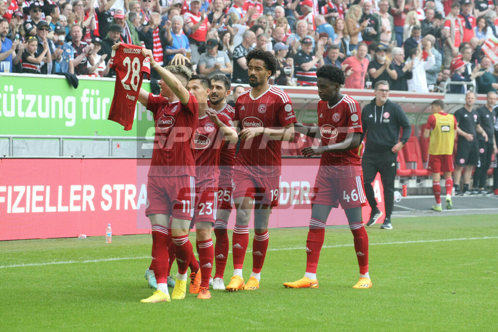 Fortuna Düsseldorf - Hannover 96 | felix Klaus mit dem Trikot von Rouwen Hennings - © Sportfoto-Sale (MK) - Realisiert mit Pictrs.com