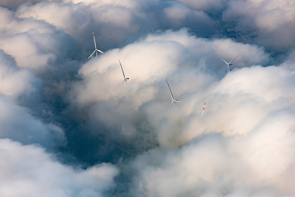 dr__0024079.jpg | FLACHSLANDEN 17.06.2019 Wetterbedingt in eine Wolken- Schicht eingebettete Windenergieanlagen in Flachslanden im Bundesland Bayern, Deutschland. // Weather-induced wind energy installations embedded in a clouds layer in Flachslanden in the state Bavaria, Germany. Foto: Daniel Reiter