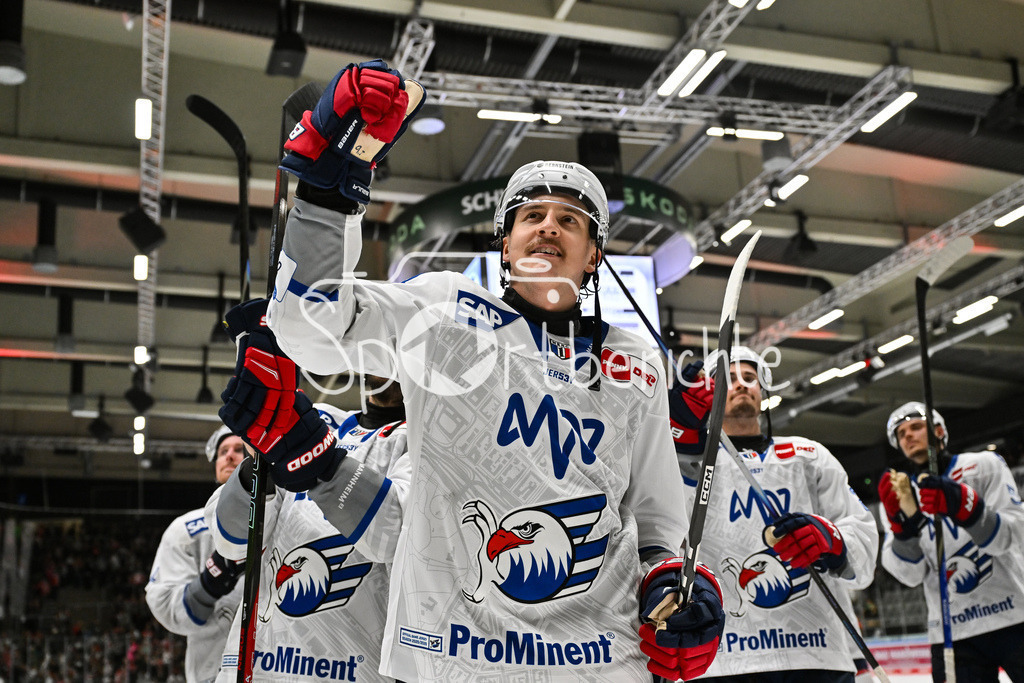 Augsburger Panther - Adler Mannheim | Die Spieler der Adler feiern zusammen mit den Fans mitgereisten Fans den Auswärtssieg in Augsburg / DEL: Augsburger Panther - Adler Mannheim; Curt Frenzel Stadion am 14.09.2025