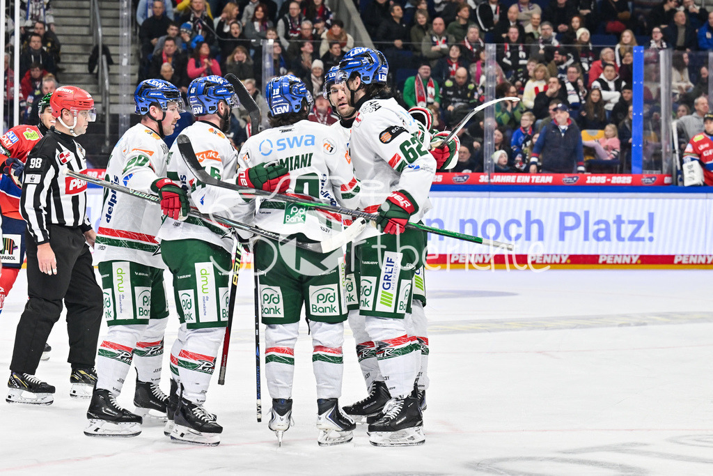 Eisbären Berlin - Augsburger Panther | BERLIN, GERMANY - 04. JANUARY: Jubel der Gäste nach dem Treffer zum 3-5 druch Riley DAMIANI (Augsburger Panther 19) / Tor / Torschuetze / Freude / Happy während dem Match zwischen den Eisbären Berlin und den Augsburger Panthern am 36. Spieltag der Penny DEL in der UBER Arena