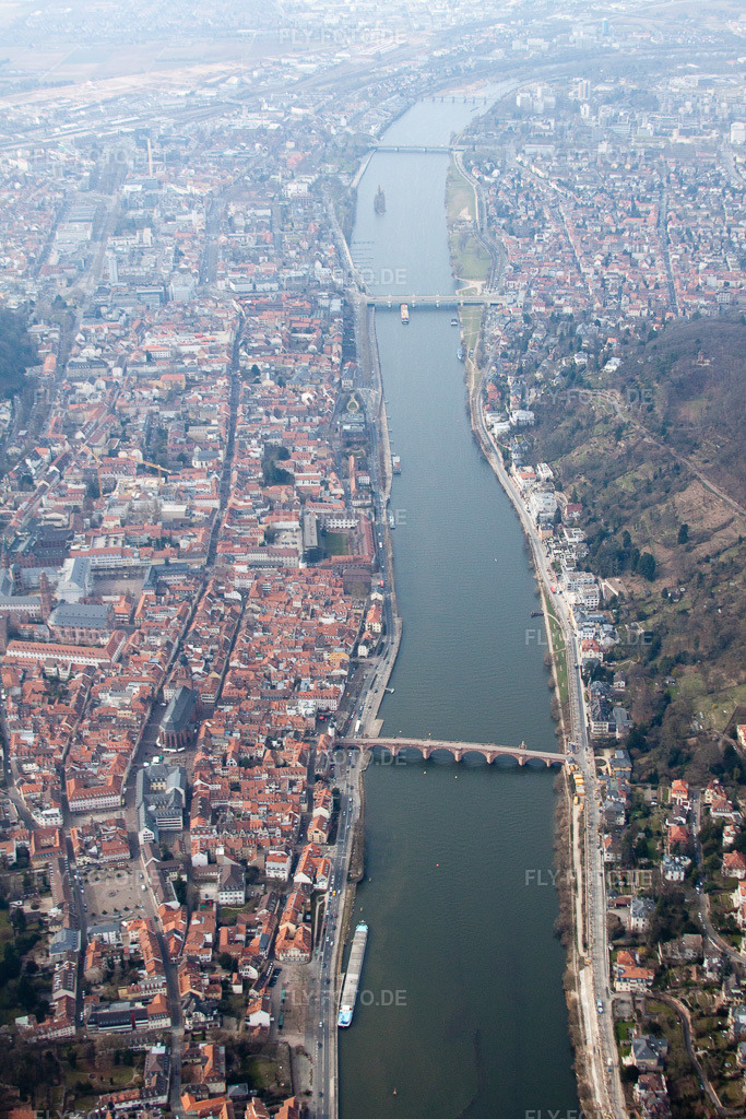 Luftbild: Altstadt, Alte Brücke über den Neckar im Ortsteil Kernaltstadt in Heidelberg im Bundesland Baden-Württemberg in Deutschland. Foto: IMG_37921.jpg vom 12.03.2011 durch Werner Riehm/FLY-FOTO.de