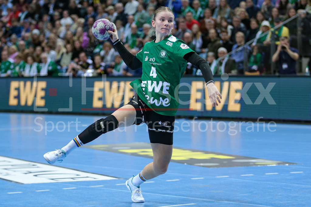Handball, Bundesliga Frauen, VfL Oldenburg - Thüringer HC | v.li.: Toni Reinemann (VfL Oldenburg, 4) beim Siebenmeter, 7m, Spielszene, Aktion, Action