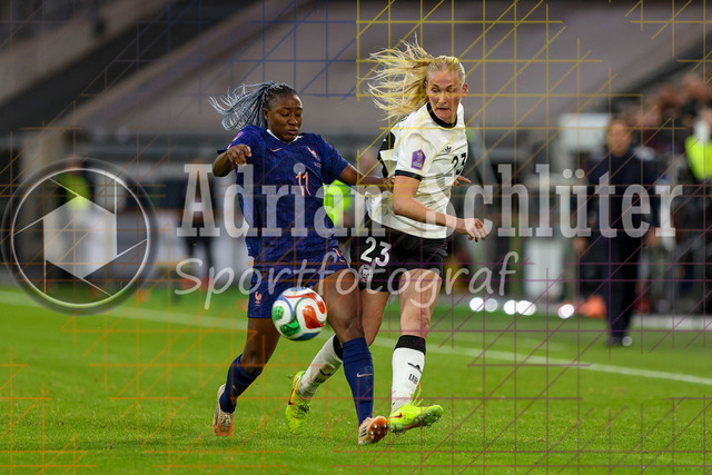 Deutschland vs Frankreich - Halbfinale - UEFA Women's Nations League | Düsseldorf, Deutschland, 24.10.25:   Kadidiatou Diani ( Frankreich ) und Camilla Küver ( Deutschland ) im Kampf um den Ball waehrend des Halbfinals der UEFA Women's Nations League zwischen Deutschland vs Frankreich in der Merkur-Spiel-Arena(Foto von Brauer-Fotoagentur / Adrian Schlueter)