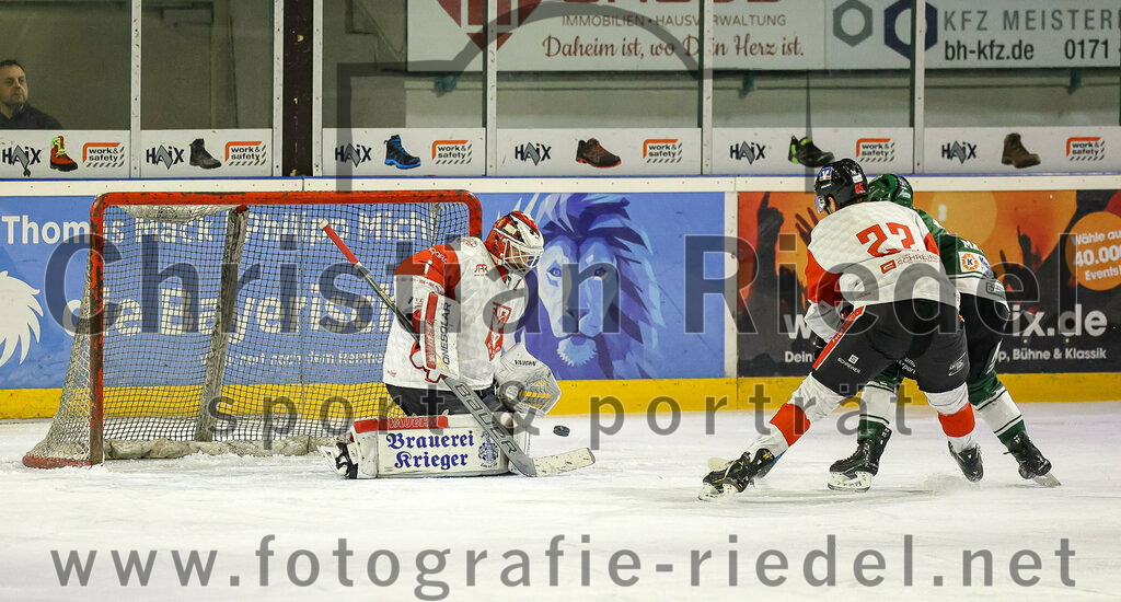 2024-01-12_017_TSV_Erding_gegen_EV_Dingolfing | Erding, Deutschland, 12.01.2024:
Eishockey, Bayernliga Vorrunde 2023 / 2024, 24. Spieltag, TSV Erding gegen EV Dingolfing, Endergebnis: 10:2

Dennis Jedrus (EV Dingolfing, #1), Dominik Schindlbeck (EV Dingolfing, #33)

Foto: Christian Riedel / fotografie-riedel.net