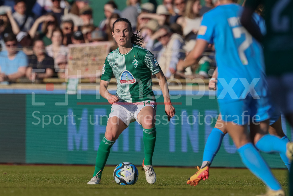 Fussball, Google Pixel Frauen-Bundesliga, SV Werder Bremen - VfL Wolfsburg | v.li.: Michaela Brandenburg (SV Werder Bremen, 14) am Ball, Einzelbild, Ganzkörper, Aktion, Action, Spielszene, DIE DFB-RICHTLINIEN UNTERSAGEN JEGLICHE NUTZUNG VON FOTOS ALS SEQUENZBILDER UND/ODER VIDEOÄHNLICHE FOTOSTRECKEN. DFB REGULATIONS PROHIBIT ANY USE OF PHOTOGRAPHS AS IMAGE SEQUENCES AND/OR QUASI-VIDEO.