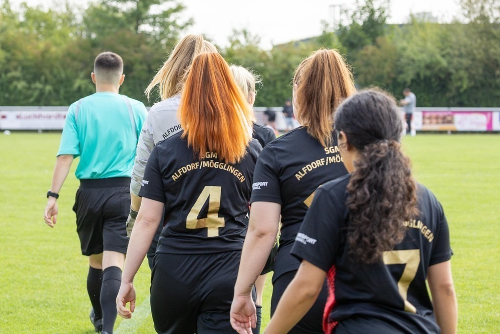 Fußball I FRAUEN I Saison 2025-2026 I Freundschaftsspiel I SGM Alfdorf-Mögglingen - 1FC Heidenheim 1846 I_250817_6921 | Fotopresso – Sportfotografie in Heidenheim & Umgebung. Professionelle Sportfotografie für unvergessliche Momente. Dynamische Action-Shots, emotionale Szenen & hochwertige Bilder. - Realisiert mit Pictrs.com