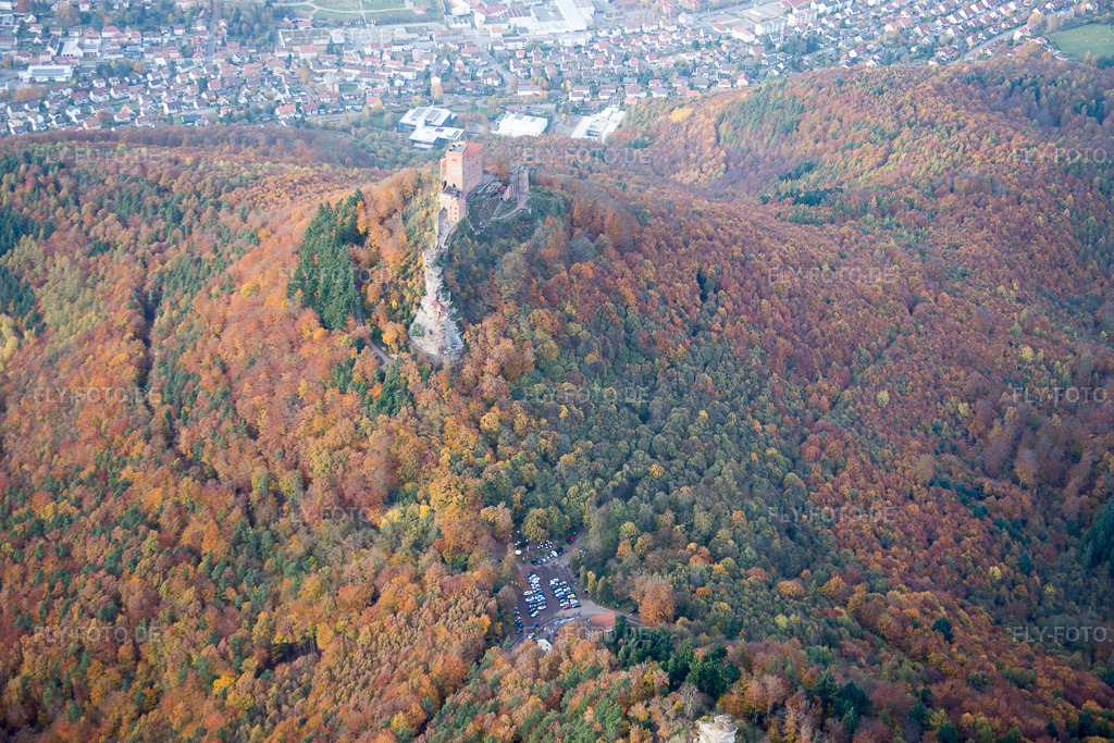 Luftbild: Trifelsparkplatz im Ortsteil Bindersbach in Annweiler im Bundesland Rheinland-Pfalz in Deutschland. Foto: IMG_076405.jpg vom 09.11.2014 durch Werner Riehm/FLY-FOTO.de