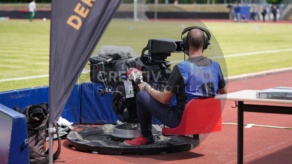 Fußball, Herren, Saison 2024/2025, Finaltag der Amateure 2025, Landespokal Brandenburg, Finale, VfB 1921 Krieschow vs. RSV Eintracht 1949, Samstag 24.05.2025, Volksparkstadion Neuruppin, | Fußball, Herren, Saison 2024/2025, Finaltag der Amateure 2025, Landespokal Brandenburg, Finale, VfB 1921 Krieschow vs. RSV Eintracht 1949, Samstag 24.05.2025, Volksparkstadion Neuruppin, Im Bild: Die Mittellinienkamera für die große Finaltag der Amateure übertragung in der ARD - Realisiert mit Pictrs.com