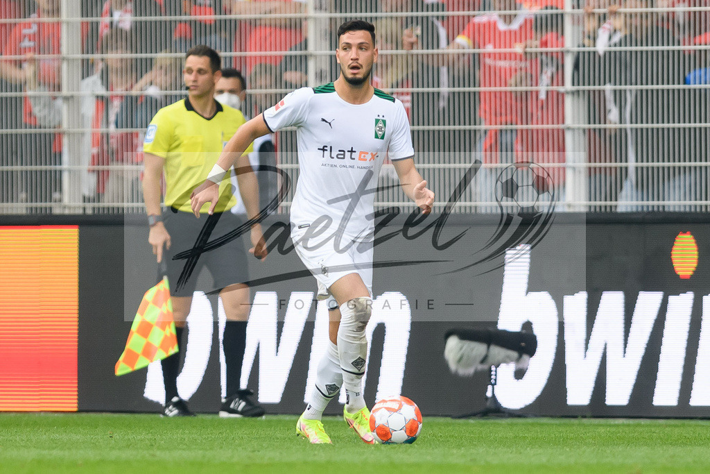 FCUBMG20210829_196 | Fussball, Herren: Ramy Bensebaini (Borussia Moenchengladbach) in Aktion, am Ball, Einzelaktion beim Spiel der 1. Bundesliga zwischen 1. FC Union Berlin und Borussia Moenchengladbach im Stadion An der Alten Foersterei am 29.08.2021 in Berlin, Deutschland. - Realisiert mit Pictrs.com