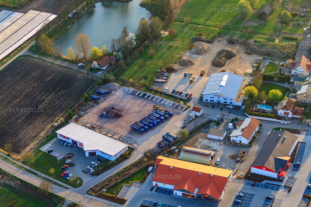 Luftbild: Gewerbegebiet Im Riegel mit Schuh-Hanss am Weiher der Sportfischervereinigung Herxheim e.V. in Herxheim bei Landau im Bundesland Rheinland-Pfalz in Deutschland. Foto: IMG_38920.jpg vom 25.03.2011 durch Werner Riehm/FLY-FOTO.deWWW.SPORTFISCHERVEREINIGUNG-HERXHEIM.DE