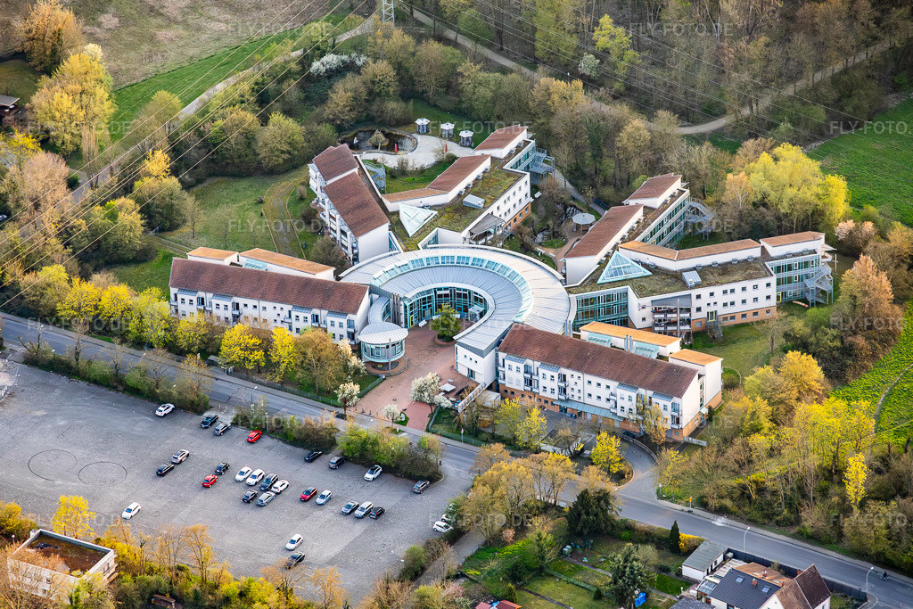 Luftbild: Dr. Hans Bardens Haus Alten- und Pflegeheime der Stadt Ludwigshafen am Rhein gGmbH im Ortsteil Gartenstadt in Ludwigshafen im Bundesland Rheinland-Pfalz in Deutschland.Foto: IMG_153827.jpg vom 23.03.2026 durch Werner Riehm/FLY-FOTO.deAuflösung des Originals: 5633 x 3755 pxAlten- und Pflegeheime der Stadt Ludwigshafen am Rhein gGmbH