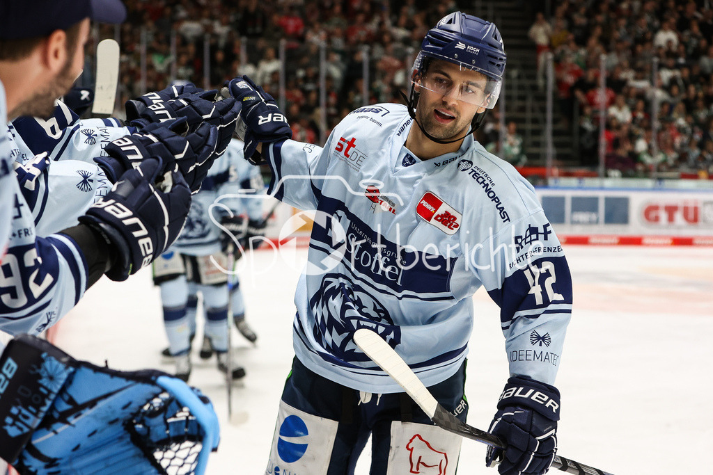 Augsburger Panther - Straubing Tigers | Cole FONSTAD (STR #42) jubelt nach seinem Tor zum 0-4 / Torschuetze / Jubel / Freude