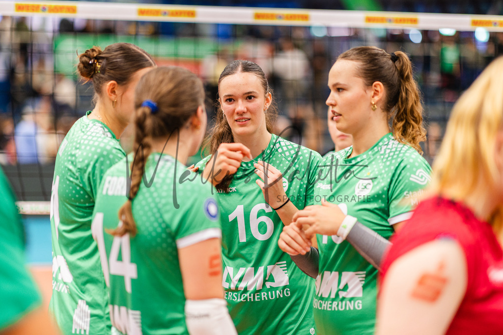 Volleyball, 1. Bundesliga Frauen, Hauptrunde, 1. Spieltag, Saison 2025/2026: USC Münster - SSC Palmberg Schwerin | 1. Bundesliga Frauen, Hauptrunde, 1. Spieltag, Saison 2025/2026, USC Münster empfängt SSC Palmberg Schwerin in der Sporthalle Berg Fidel in Münster. Foto: sportfotografie.ms | Markus Paletta - Realisiert mit Pictrs.com