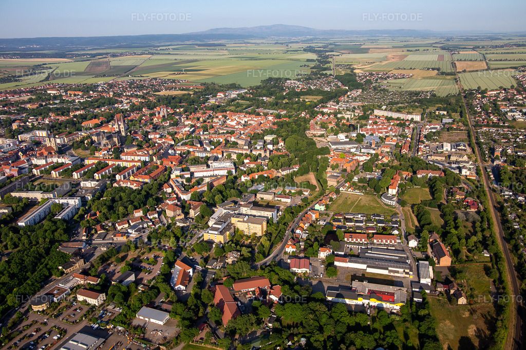 Luftbild: AMEOS Klinikum Halberstadt in Halberstadt im Bundesland Sachsen-Anhalt in Deutschland.Foto: IMG_136336.jpg vom 15.06.2023 durch Werner Riehm/FLY-FOTO.deAuflösung des Originals: 5472 x 3648 pxVor allem Gesundheit | AMEOS Gruppe