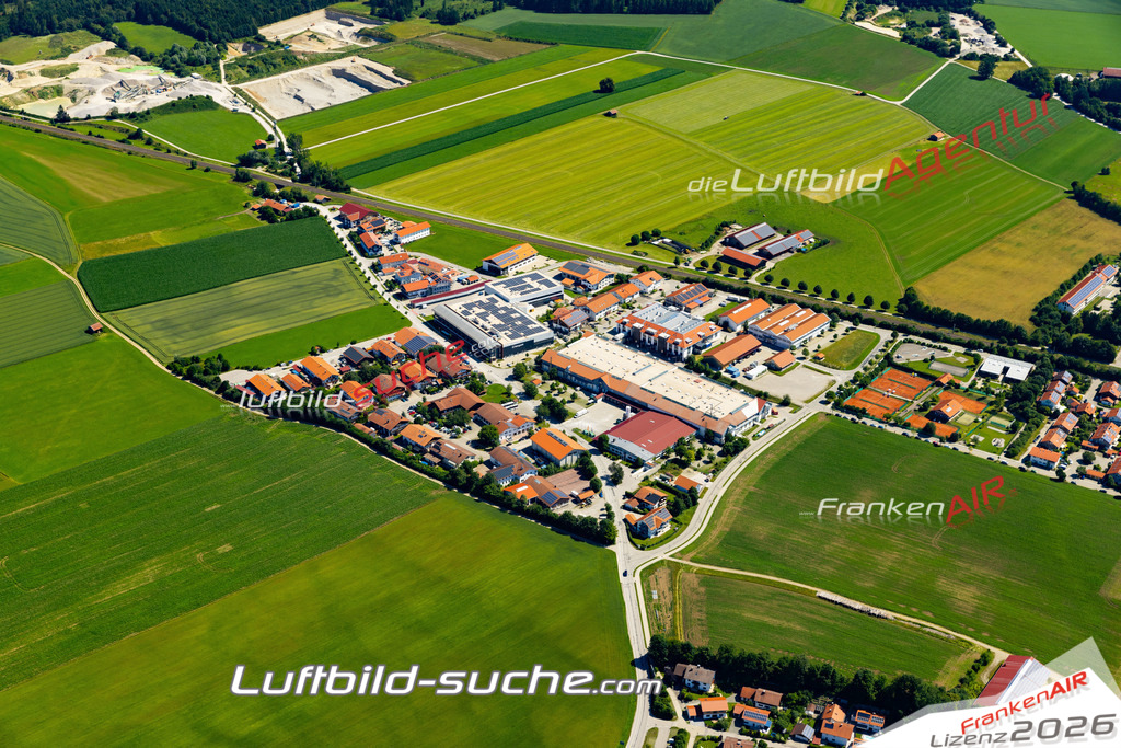 Aktuelles Luftbild von Gewerbegebiet Otterfing - Die Luftaufnahme wurde 2022 mittels UL-Flugzeug erstellt ( keine Drohne ) - hochauflösende Kamera-Systeme von  Canon -Beste Qualität - Für grossformatige Ausdrucke geeignet. Die Geschenkidee !