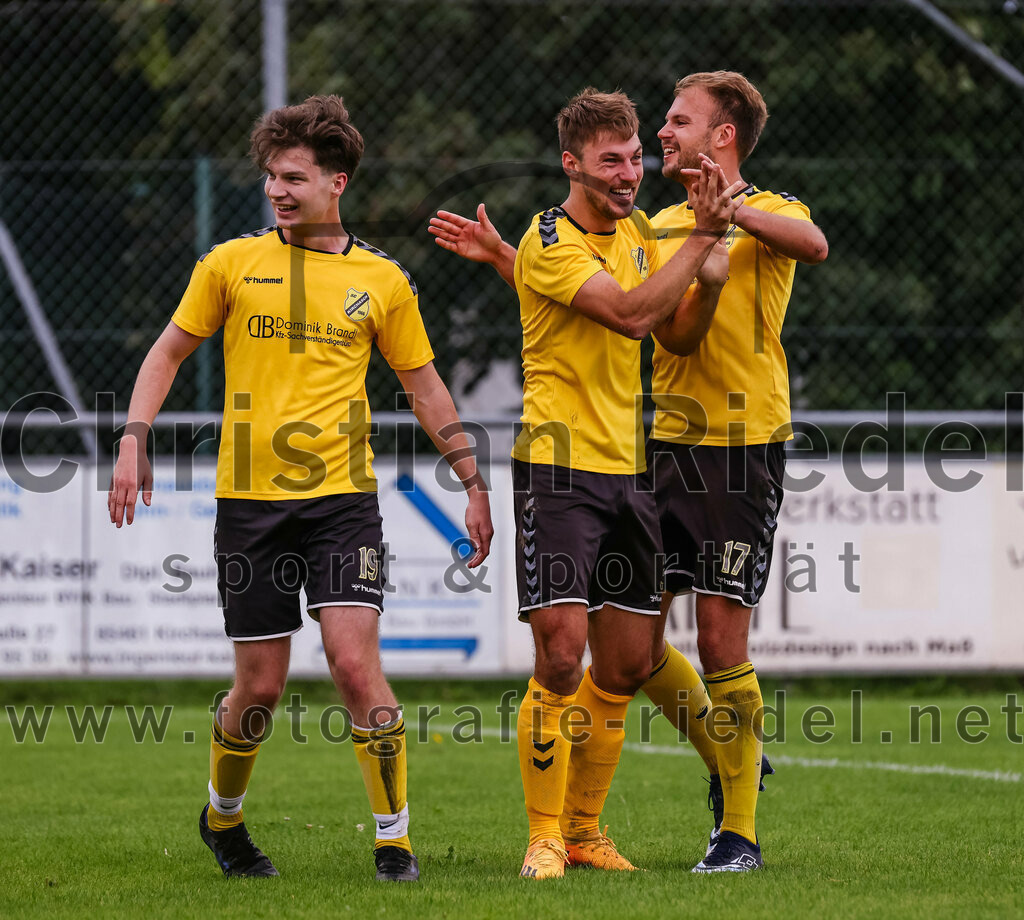 2023-08-06_077_SC_Kirchasch_gegen_SV_Eichenried | Bockhorn, Deutschland, 06.08.2023:
Fußball, Kreisliga 2023 / 2024, 2. Spieltag, SC Kirchasch gegen SV Eichenried, Endergebnis: 3:1

Jubel nach dem 2:0 durch Igor Thomas (SC Kirchasch, #7)
Julian Bauer (SC Kirchasch, #19), Johannes Westermaier (SC Kirchasch, #3), Thomas Angermaier (SC Kirchasch, #17)

Foto: Christian Riedel / fotografie-riedel.net