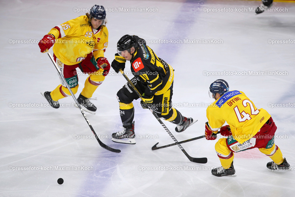 Kre18082301003 | 18.08.2023, Krefeld, Eishockey, Seidenstadt Cup, Tag1 Eröffnungsspiel, Yayla Arena, Krefelder Pinguine - Düsseldorfer EG:  Christian Ehrhoff (Krefelder Pinguine) setzt sich gegen Moritz Wirth (Düsseldorfer EG) und Luis Üffing (Düsseldorfer EG) durch