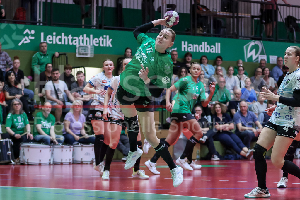 Handball, 2. Bundesliga Frauen, SV Werder Bremen - ESV 1927 Regensburg | v.li.: Meike Becker (SV Werder Bremen, 17) beim Wurf, am Ball, Spielszene, Aktion, Action
