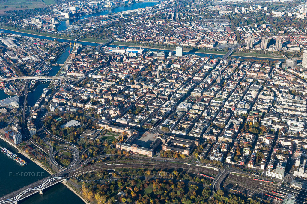 Luftbild: Schloß und Innenstadt im Ortsteil Innenstadt in Mannheim im Bundesland Baden-Württemberg in Deutschland. Foto: IMG_095433.jpg vom 30.10.2016 durch Werner Riehm/FLY-FOTO.de