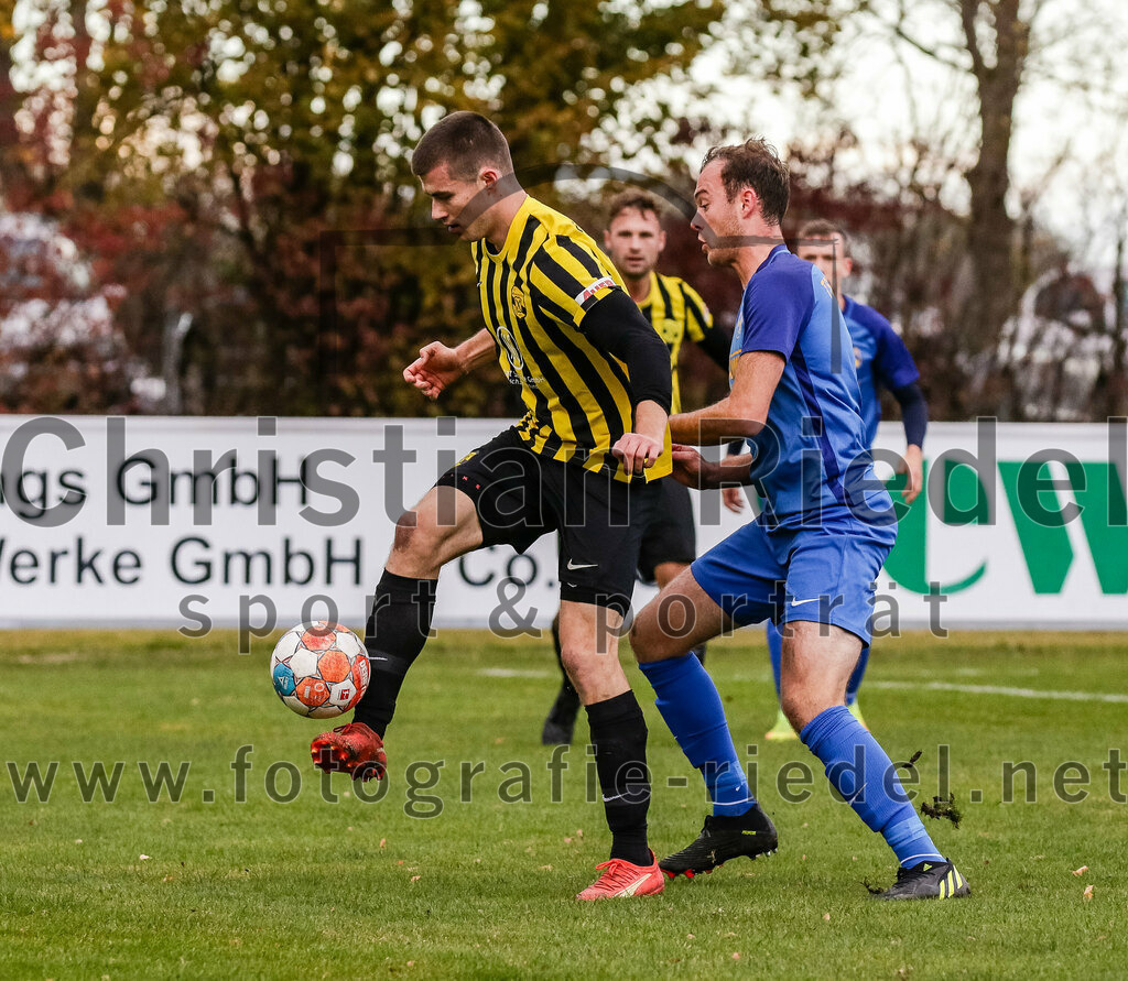 2023-11-11_010_FC_Moosinning_gegen_TSV_Peterskirchen | Moosinning, Deutschland, 11.11.2023:
Fußball, Bezirksliga Oberbayern Ost 2023 / 2024, 17. Spieltag, FC Moosinning gegen TSV Peterskirchen, Endergebnis: 5:0

Fabian Ulitzka (FC Moosinning, #23), Marcel Schauberger (TSV Peterskirchen, #6)

Foto: Christian Riedel / fotografie-riedel.net