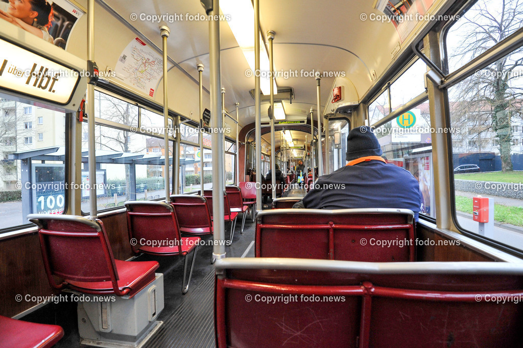 Deutschland_ Bayern_ Wuerzburg_ 13.12.2024-25 | 13.12.2024, Deutschland, GER, Bayern, Wuerzburg im Bild Stadtansichten, Strassenbahn, Bim, Verkehr, oeffentlicher Verkehr, Nahverkehr, Menschen, kreisfreie Stadt in Bayern, Bezirk Unterfranken