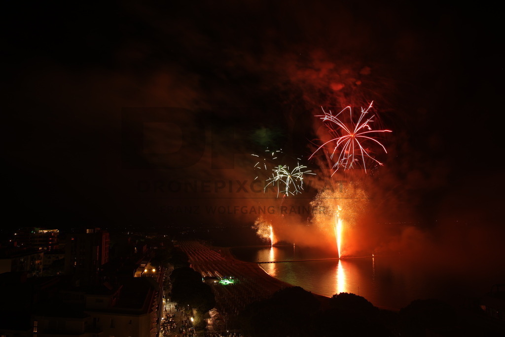 Ferragosto Fireworks in Grado, Italy | GRADO, ITALY, 15.AUG.26 - FIREWORKS - Ferragosto fireworks over the Adriatic Sea in Grado, Italy. Colorful fireworks light up the night sky above the beach, coastline and waterfront during the traditional summer celebration. - Realisiert mit Pictrs.com