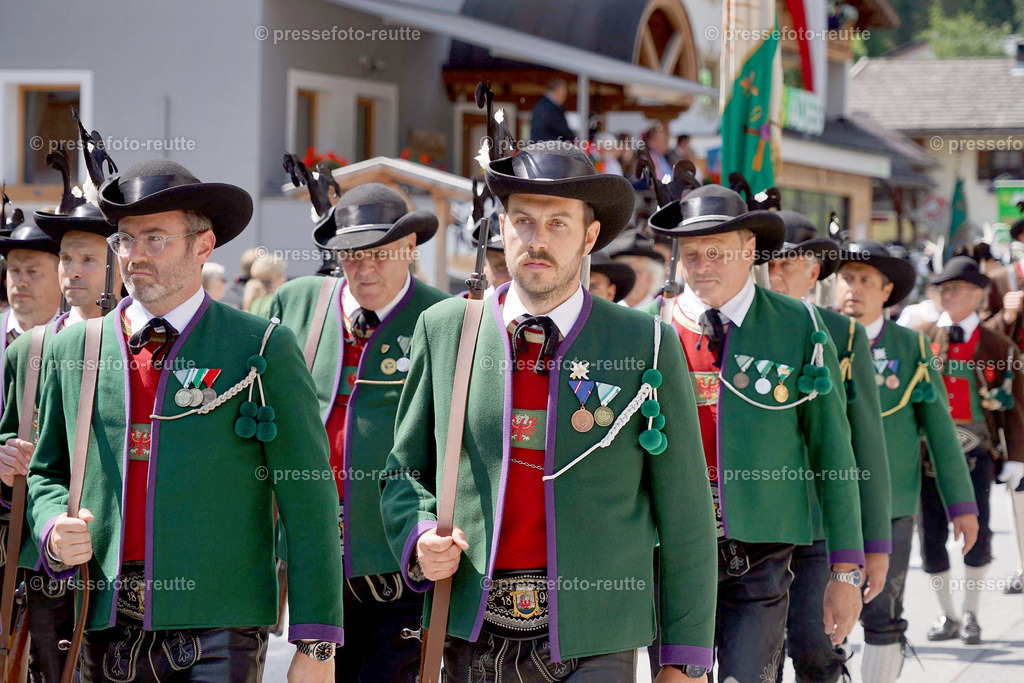 e12-news-2023-Juli23-Regimentsschuetzenfest3-Steeg-UMZUG_DORF-DSC07349 | Info aus dem Bezirk Reutte/Ausserfern Tirol sowie eine umfangreiche Bilddatenbank über die gesamte Region: Lechtal, Talkessel Reutte, Tannheimertal, Zwischentoren. Lech, Plansee, Zugspitze, Grenztunnel, B179, Fernpassstraße, Verkehr, Lawinen, Tradition, - Realisiert mit Pictrs.com