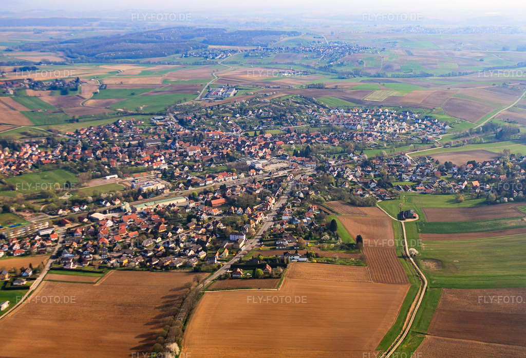 Luftbild: Ortsansicht aus Süden in Soultz-sous-Forêts im Bundesland Bas-Rhin in Frankreich. – Foto: IMG_63796.jpg vom 30.03.2014 durch Werner Riehm/FLY-FOTO.de – Auflösung des Originals: 4654 x 3168 px