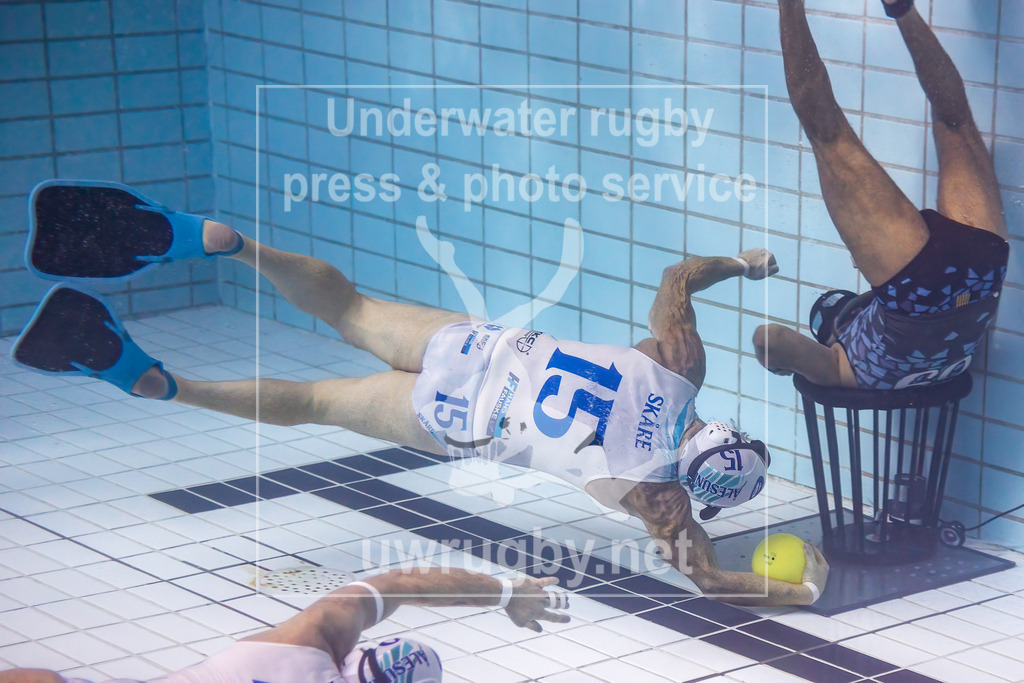 GER, Barcelona (Spanien) vs. Alesund (Norwegen), Herren, Unterwasser-Rugby, Champions Cup 2024, Spiel um Platz 3, 24.11.2024 | Marius Skare (Alesund, #15) im Torangriff auf den spanischen Torwart Juan Hernandet (Barcelona, #69). - Realisiert mit Pictrs.com